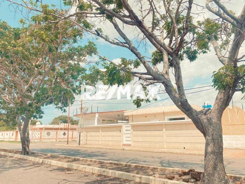 Casa en Alquiler, Urbanización Casacoima, Antiguo Instituto Clínico del Ojo.