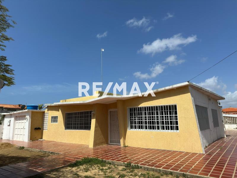Casa en Alquiler Judibana, Av. El Centro.  Los Taques Estado Falcon