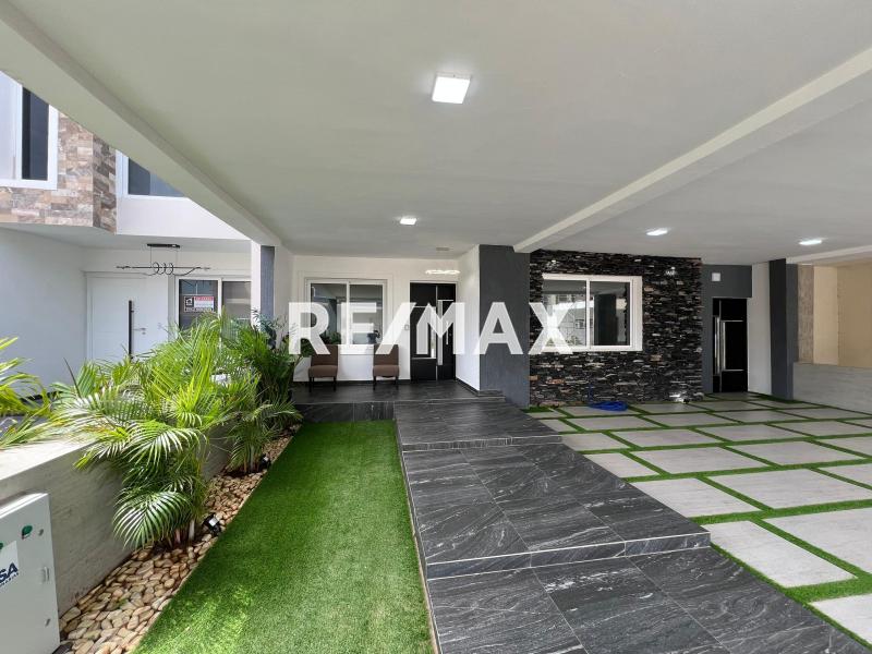 Moderno y excelente Tonwhouse en Venta en Conjunto cerrado