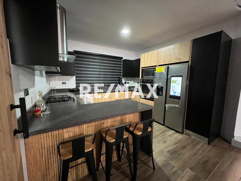 Moderno y excelente Tonwhouse en Venta en Conjunto cerrado