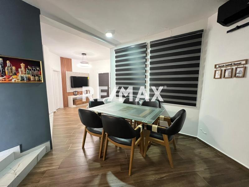 Moderno y excelente Tonwhouse en Venta en Conjunto cerrado