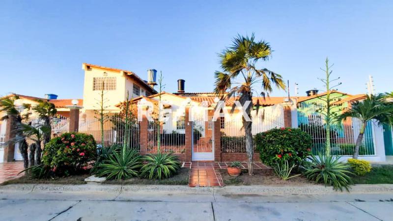 Casa en Venta  con dos anexos amoblada y equipada en Puerta Maraven