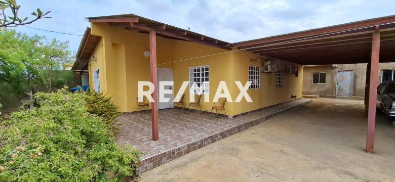 casa  y dos anexos en venta en casco central de Los Taques amoblada y equipada