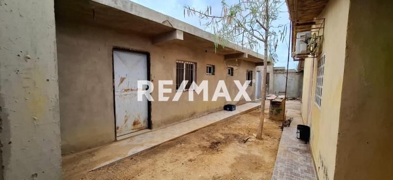 casa  y dos anexos en venta en casco central de Los Taques amoblada y equipada