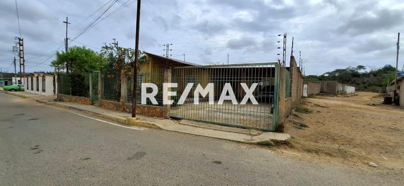 casa  y dos anexos en venta en casco central de Los Taques amoblada y equipada