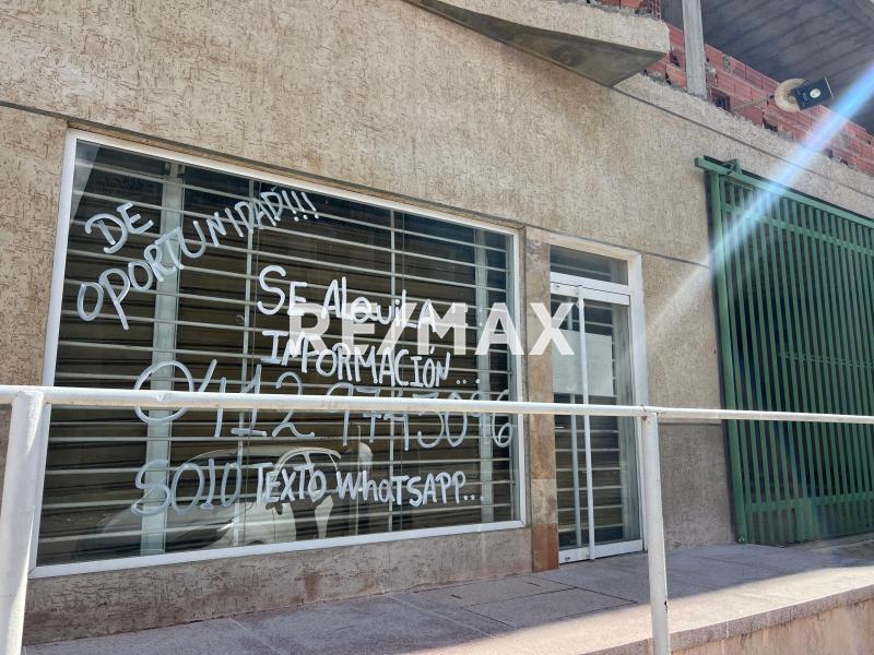 Local en Alquiler Av Ollarvides Con Calle Maraca  Puerta Maraven
