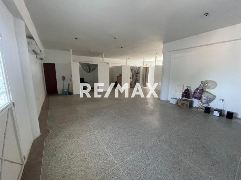 Amplio Local Comercial en Puerta Maraven