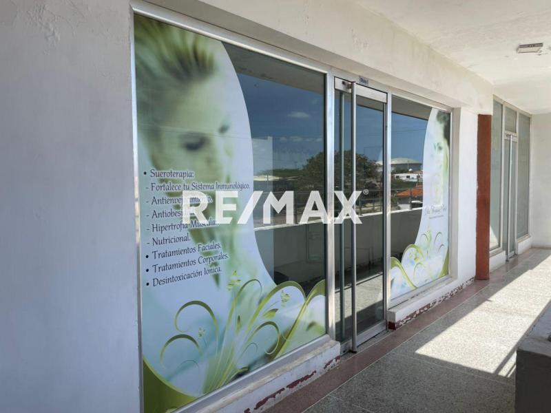 Amplio Local Comercial en Puerta Maraven