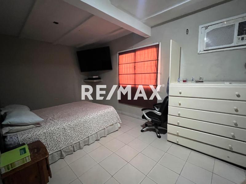 Se vende casa más 4 locales comerciales.