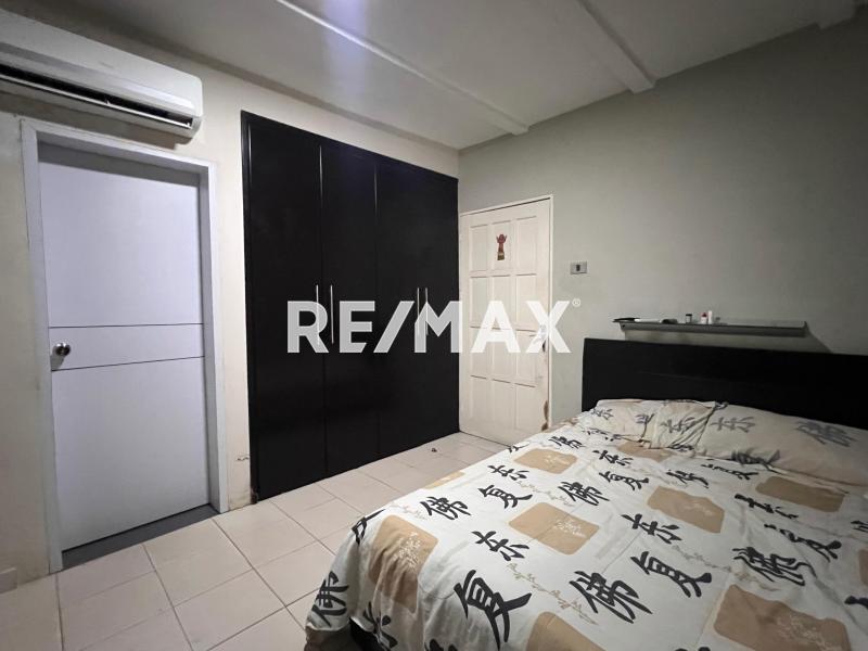 Se vende casa más 4 locales comerciales.