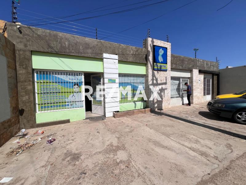 Se vende casa más 4 locales comerciales.