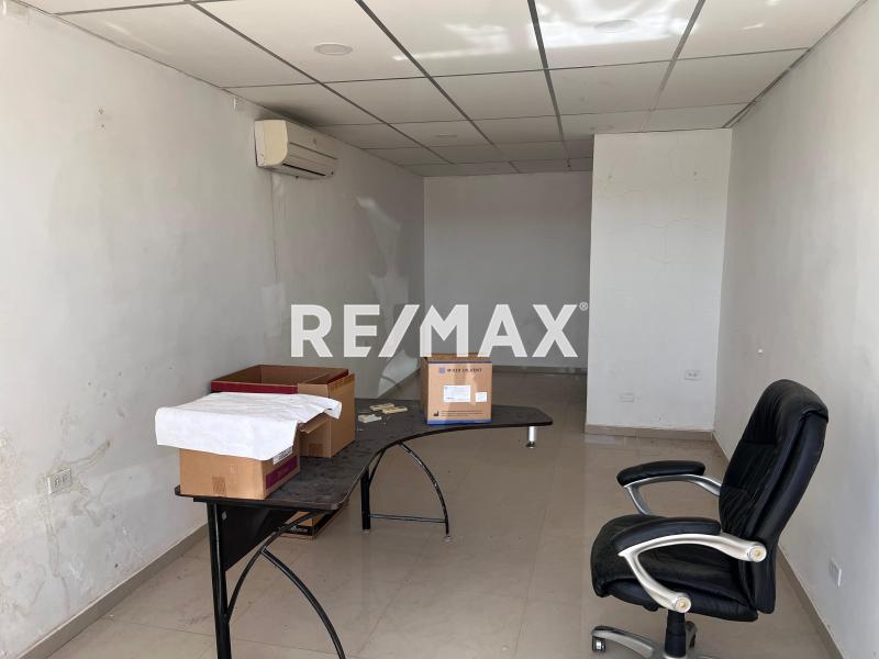 Se vende casa más 4 locales comerciales.