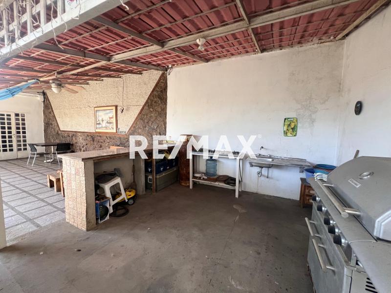 Se vende casa más 4 locales comerciales.