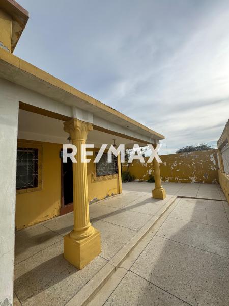 Casa + Local en Venta.  Punto Fijo