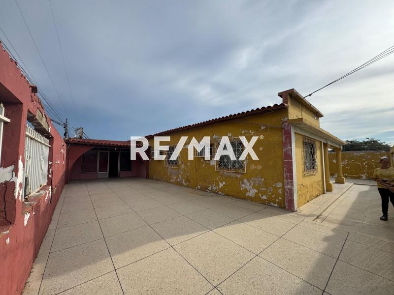 Casa + Local en Venta.  Punto Fijo