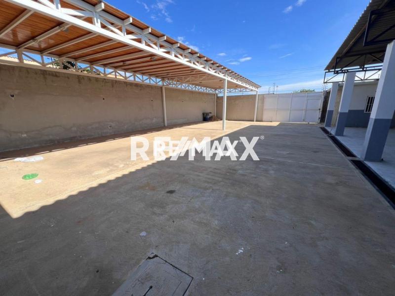 Se vende hermoso e impecable galpón! Puerta Maraven. Urb. La España
