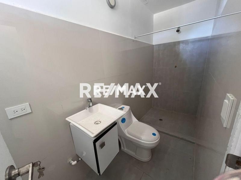 Se vende hermoso e impecable galpón! Puerta Maraven. Urb. La España