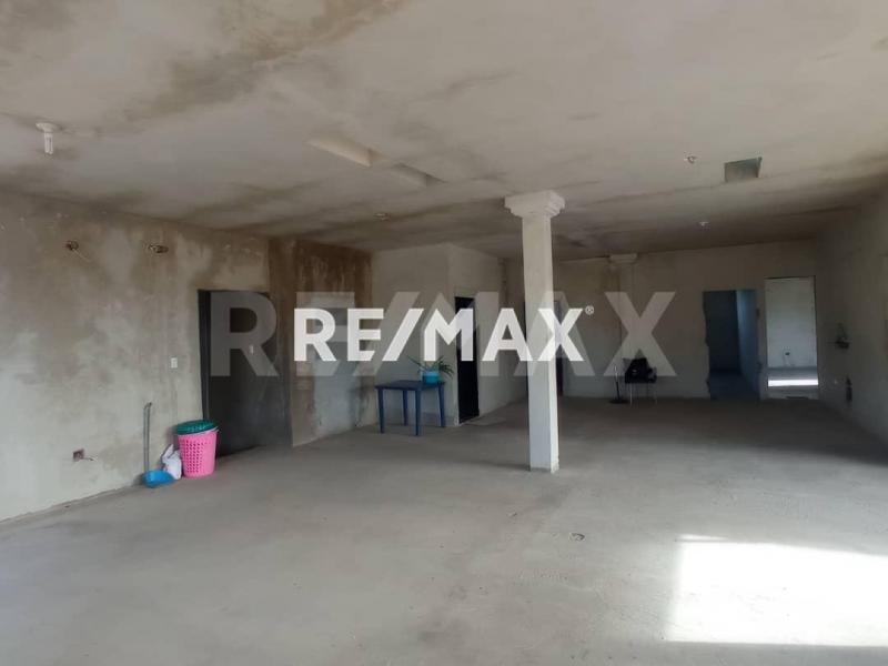 Edificio en Venta, Calle Ecuador, Centro de Punto Fijo.