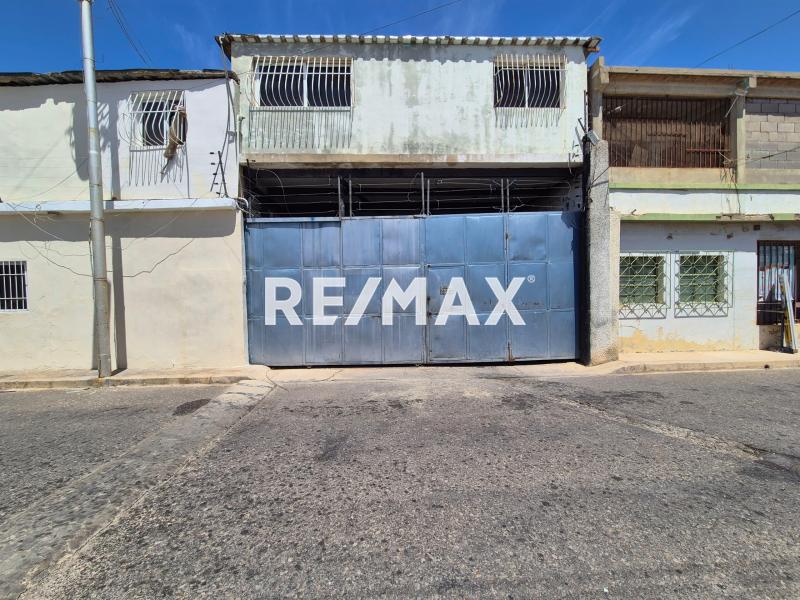 En Venta Casa + Galpon Centro de Punt Fijo