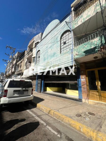 Edificio comercial en la Av Colombia
