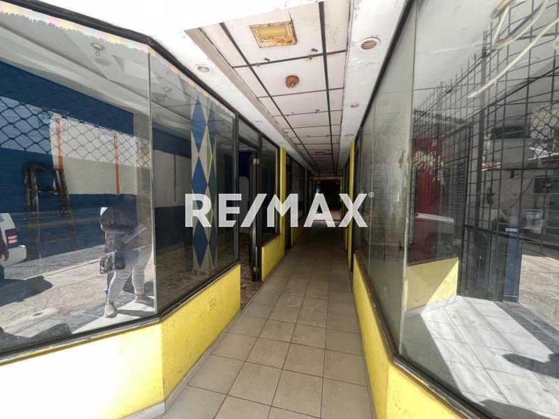 Edificio comercial en la Av Colombia