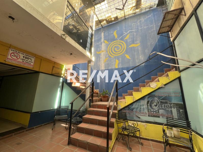 Edificio comercial en la Av Colombia