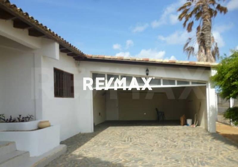 En Venta Casa o TownHouse Calle Yacambú, Judibana, Punto Fijo, Falcon, Venezuela.