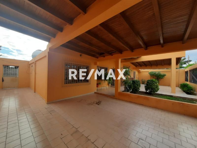 En Alquiler Casa o TownHouse Los Caciques, Punto Fijo, Municipio Carirubana del Estado Falcon, VEN.