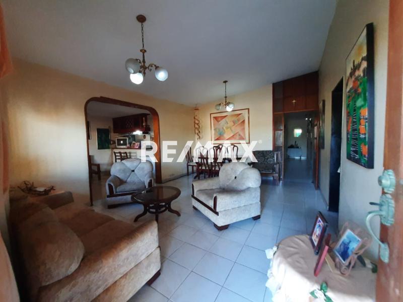 En Alquiler Casa o TownHouse Los Caciques, Punto Fijo, Municipio Carirubana del Estado Falcon, VEN.