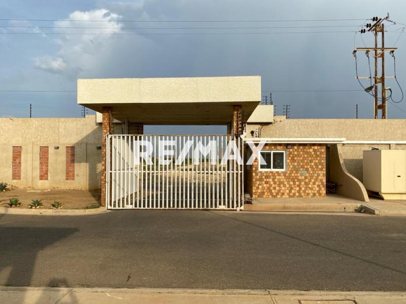 En Venta Casa o TownHouse Conjunto Residencial Villa Norte Puerta Maraven