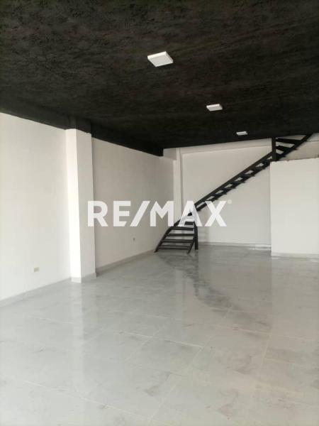 En Venta Local Comercial Avenida Ollarvides, Puerta Maraven, Cardón, Carirubana, Falcón, 4154, VEN
