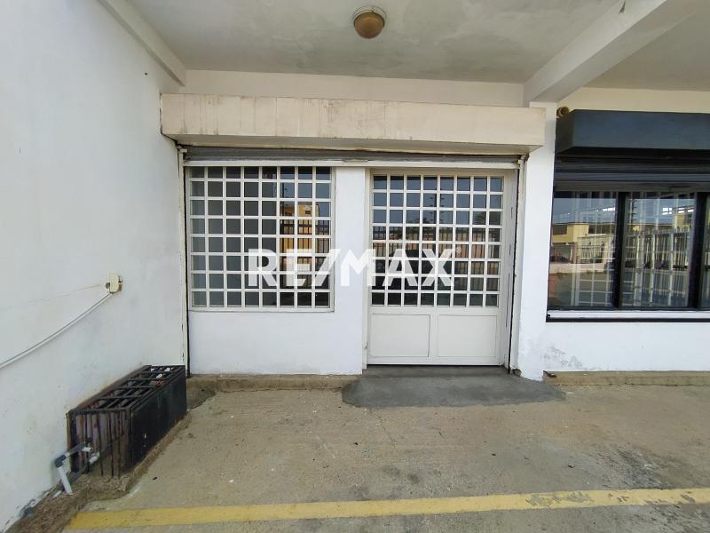 En Venta Local Comercial Calle Bachiller Peña, Urb. Puerta Maraven. Punto Fijo