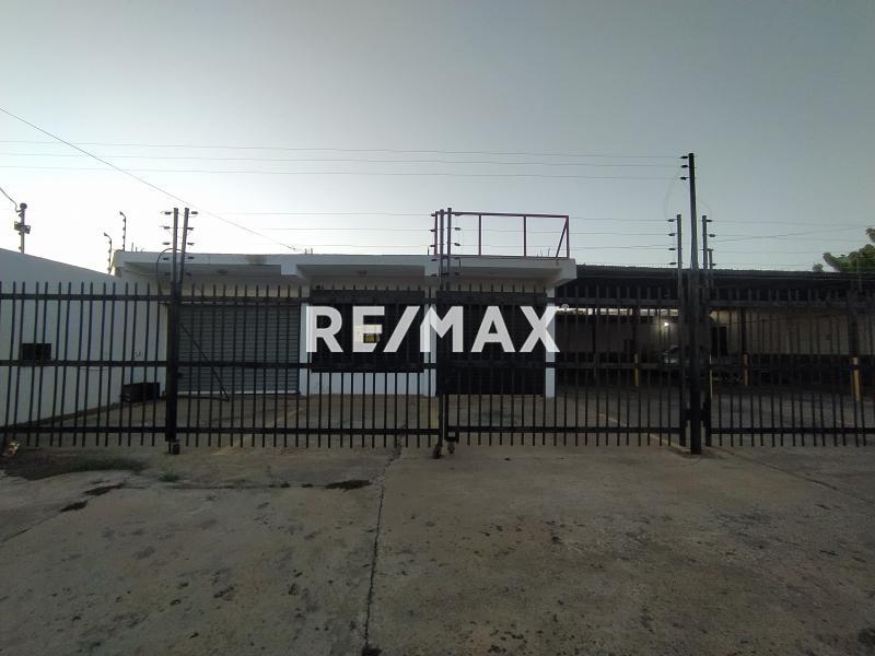 En Venta Local Comercial Calle Bachiller Peña, Urb. Puerta Maraven. Punto Fijo