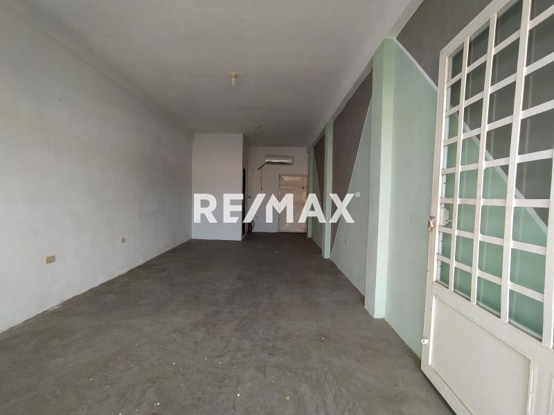 En Venta Local Comercial Calle Bachiller Peña, Urb. Puerta Maraven. Punto Fijo