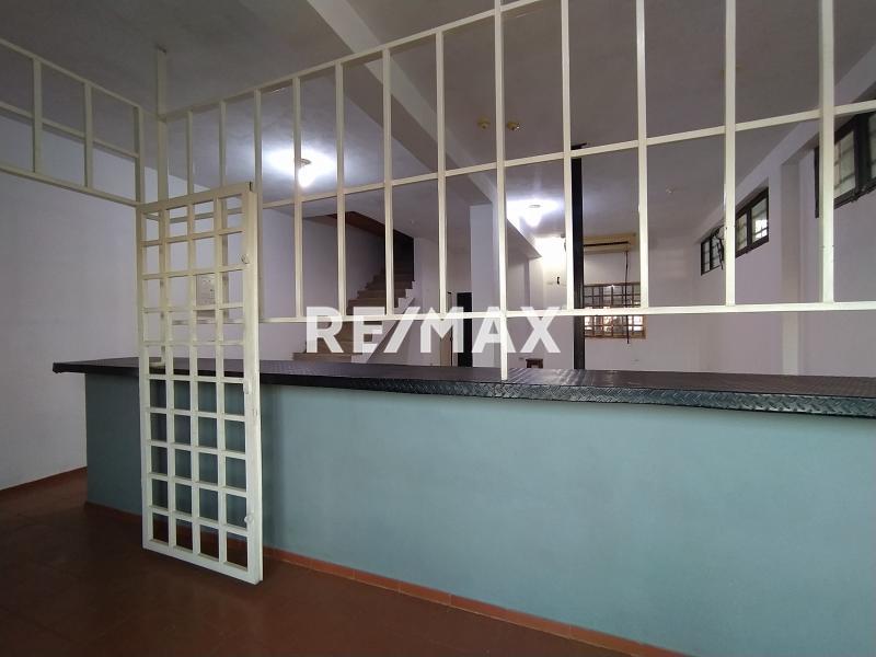 En Venta Local Comercial Calle Bachiller Peña, Urb. Puerta Maraven. Punto Fijo