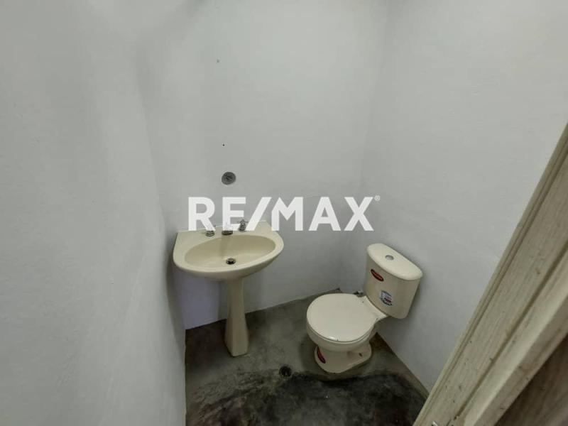 En Venta Local Comercial Urbanización Zarabon.