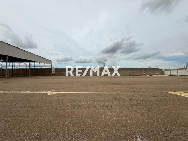 En Alquiler Local Industrial y Galpón Vía Judibana.