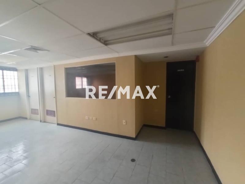 En Alquiler Local Comercial Urb. Santa Fe. Calle Arsenio Nava entre las Avenidas Jacinto Lara y Pumarosa  Punto Fijo Edo Falcon.