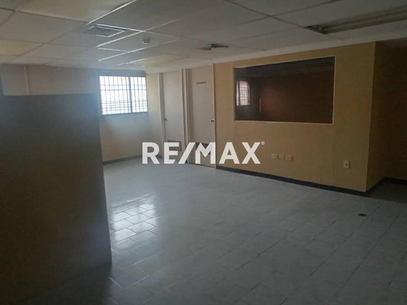 En Alquiler Local Comercial Urb. Santa Fe. Calle Arsenio Nava entre las Avenidas Jacinto Lara y Pumarosa  Punto Fijo Edo Falcon.