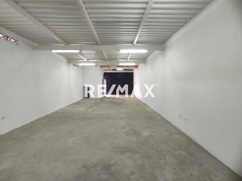 En Alquiler Local Comercial Urb. Santa Fe. Calle Arsenio Nava entre las Avenidas Jacinto Lara y Pumarosa  Punto Fijo Edo Falcon.