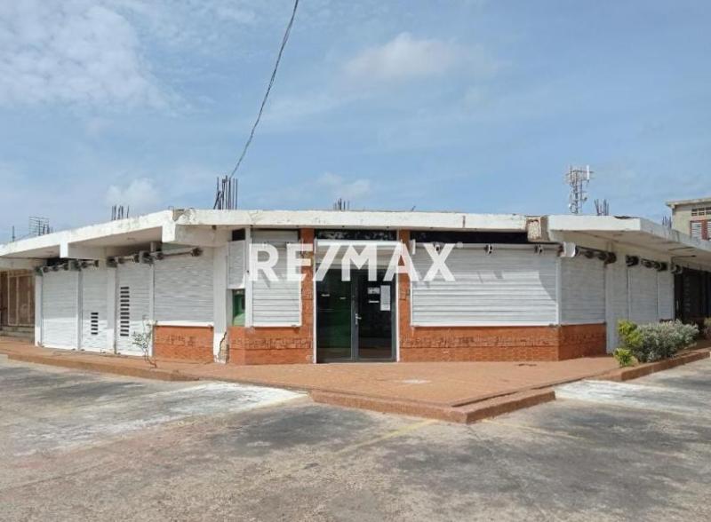 En Alquiler Local Comercial Urb. Santa Fe. Calle Arsenio Nava entre las Avenidas Jacinto Lara y Pumarosa  Punto Fijo Edo Falcon.