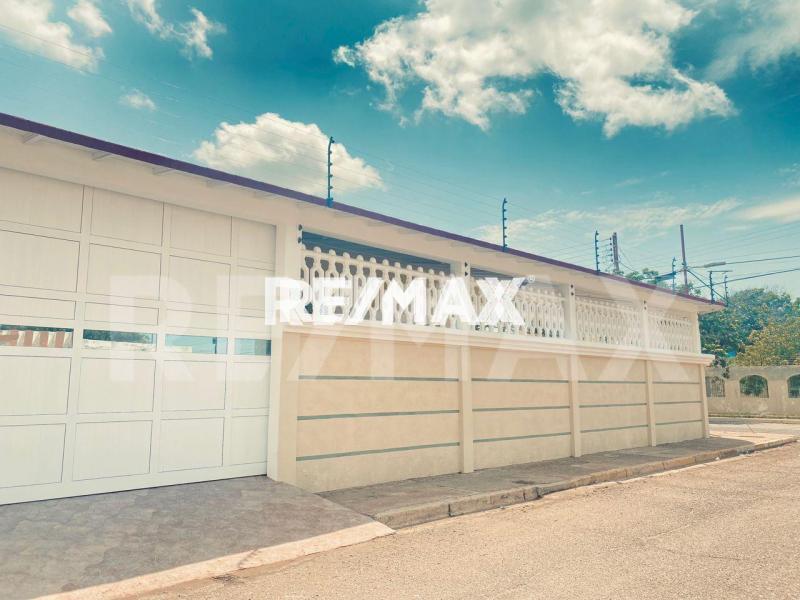 En Alquiler Casa o TownHouse Urbanización Casacoima.