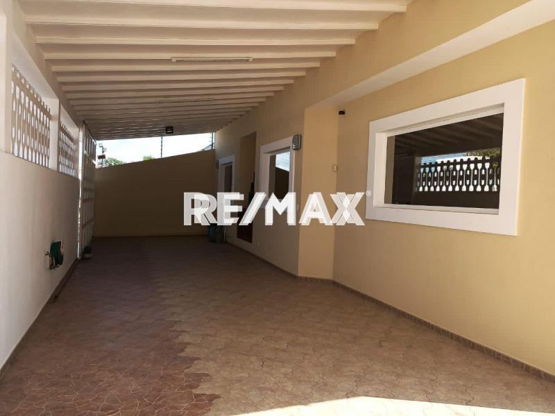 En Alquiler Casa o TownHouse Urbanización Casacoima.