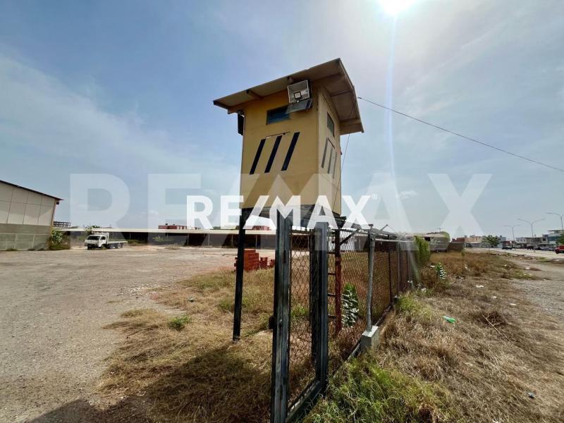 En Venta Local Industrial y Galpón CALLE ECUADOR , ENTRE LA CALLE ZAMORA Y CALLE GARCES PUNTO FIJO