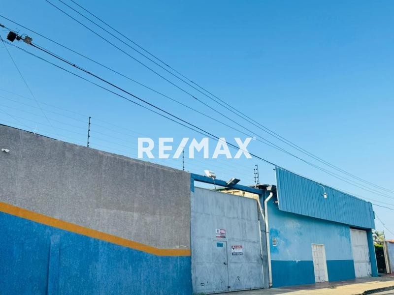 En Venta Local Industrial y Galpón Cujicana