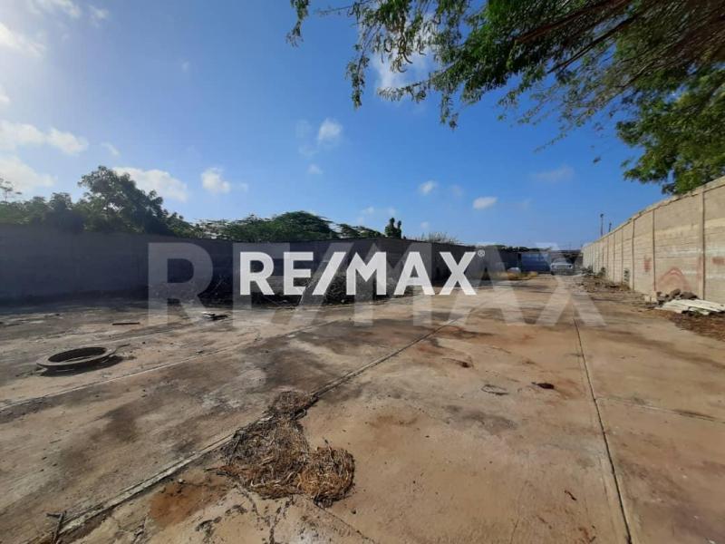 En Venta Terreno y Parcela Caja de Agua.