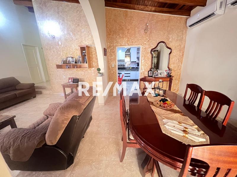 En Venta Casa o TownHouse Av.los claveles. Santa Irene