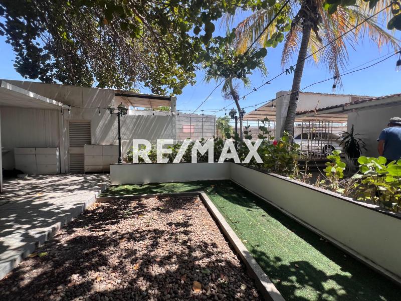 En Venta Casa o TownHouse Av.los claveles. Santa Irene