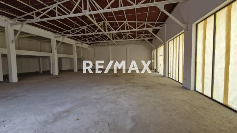 En Venta Local Comercial Calle Bachiller Peña, Urb. Puerta Maraven. Punto Fijo