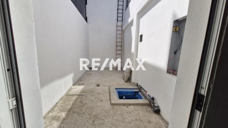 En Venta Local Comercial Calle Bachiller Peña, Urb. Puerta Maraven. Punto Fijo